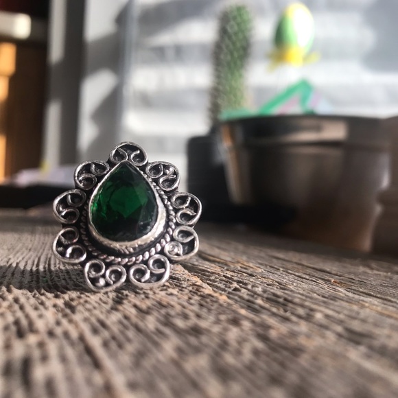 Silver plated emerald green quartz boho cocktail ring with filigree scrollwork - Picture 7 of 11